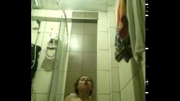 מילפית ערביה ממצרים מאוננת במקלחת