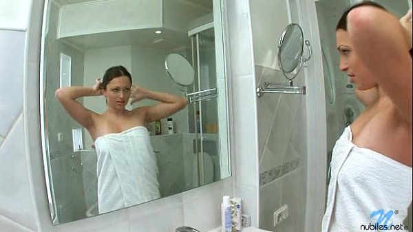 צעירה שובבה מנקה את המנוש החרמן שלה במקלחת …